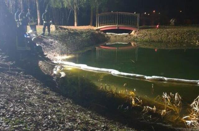 Ekologinė nelaimė: Kretingos meras praneša apie į upę plūstantį dyzeliną