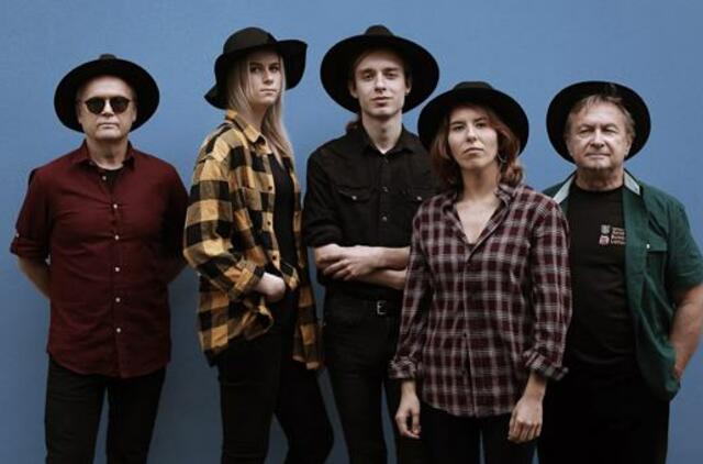 Grupė „Let Alone“ pristato pavasarišką kūrinį, netikėtai gimusį tamsiu karantino laikotarpiu