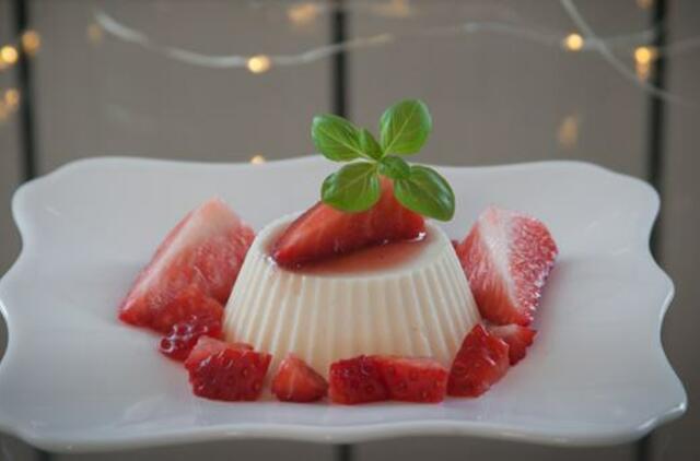 Minint Kovo 11-ąją – netikėto skonio trispalvio želė torto receptas