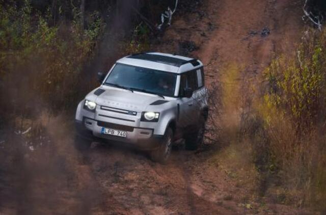 Pasaulio moterys geriausiu metų automobiliu pasirinko „Land Rover Defender“