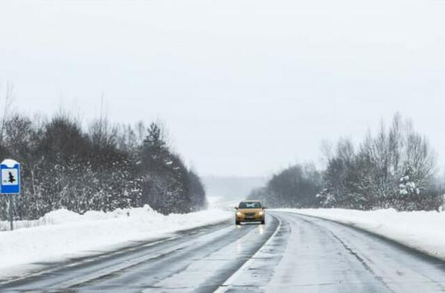 Rajoniniuose keliuose dar išlieka slidžių ruožų, naktį teks pasisaugoti plikledžio