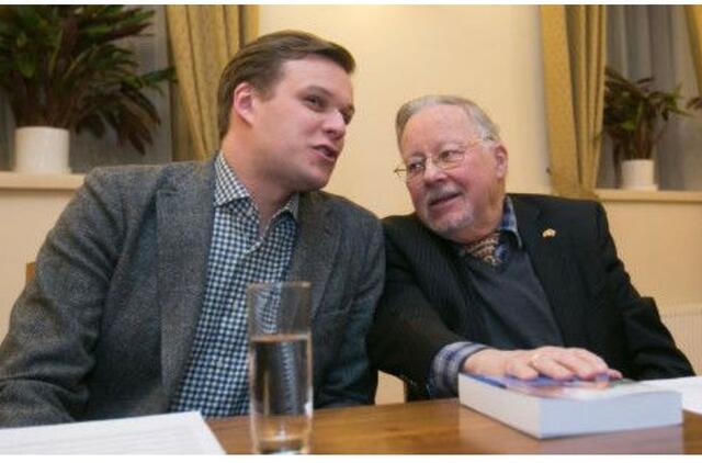 Signataras Vytautas Landsbergis ir anūkas Gabrielius Landsbergis. Irmanto Sidarevičiaus nuotr. /  Respublika.lt
