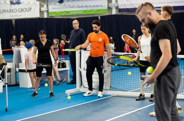 NEMOKAMOS TRENIRUOTĖS. Teniso treniruočių metu dalyviai susipažįsta su taisyklėmis, lavina susikoncentravimą, budrumą bei judėjimo įgūdžius. Tie, kas dar nespėjo įsilieti į nemokamas sporto veiklas, dar gali tai padaryti registruodamiesi telefonu: +370 633 999 11. Aušros LIATUKIENĖS nuotr.