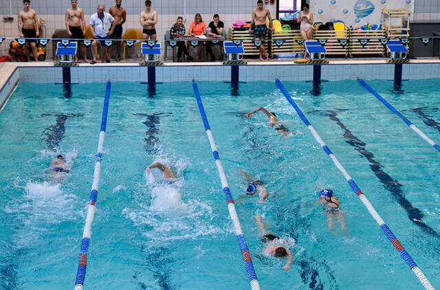 ATRANKA. „Gintaro“ sporto centro baseine prasidėjo gelbėtojų atrankos. Virginijos KESMINĖS nuotr.