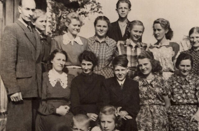 Anna Vytienė juodais drabužiais sėdi centre. Šalia jos, dešinėje, sūnus Gintaras ir dukra Irmgard. Kairėje - Evos Kurschat dukra iš pirmos santuokos su Brizgiu. Jauniausia dukra Lena sėdi priešakyje. Šalia jos berniukas neatpažintas. Pleškučiai, 1957 m.