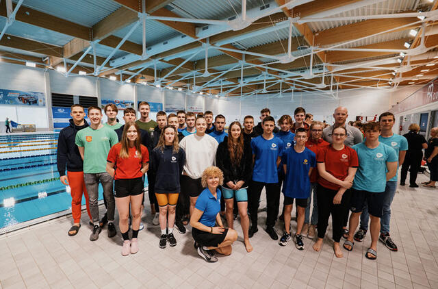 KLAIPĖDOS KOMANDA. Štai šie „Gintaro“ sporto centro auklėtiniai sėkmingai gynė mūsų miesto garbę Lietuvos suaugusiųjų plaukimo čempionate. „Gintaro“ sporto centro nuotr.
