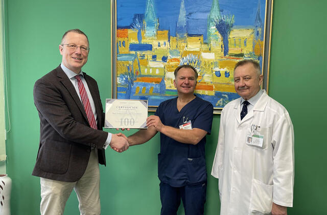 Ligoninės Chirurgijos departamento vadovą atlikus 100-ąją operaciją pasveikino dr. Torstenas Brandtas, EMEA klinikinės rinkodaros direktorius. Klaipėdos universitetinės ligoninės nuotr.