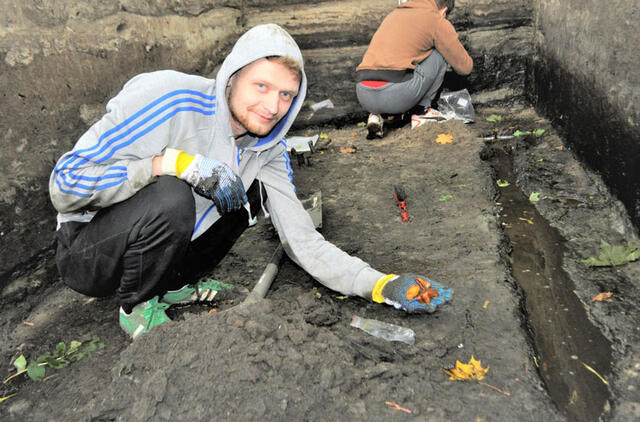 ATRADIMAI. 2020-aisiais šalia bronzos amžių siekiančio Kukuliškių piliakalnio, senovės gyvenvietės vietoje, buvo rastas nedidelis gintaro lobis, paslėptas prie medinių rąstelių. Miglės URBONAITĖS-UBĖS nuotr.