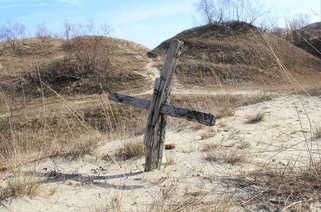 Maždaug toje smėliakalnių vietoje, kur 1916 m. veikė prancūzų karo belaisvių stovykla, prieš kelis dešimtmečius buvo pastatyti mediniai kryžiai, įrengtos simbolinės kapinaitės. Deniso NIKITENKOS nuotr.