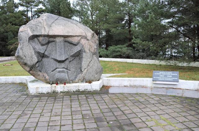 Šis 30 tonų sveriantis paminklinis akmuo pastatytas praėjus 22 metams nuo Neringos Černobajevkos: buko sovietinių vadų vertimo kariams vėl ir vėl toje pačioje vietoje forsuoti Kuršių marias plonu ledu. Dėl to lengvu taikiniu tapo apie 100 raudonarmiečių, 7 iš kurių paversti Tarybų Sąjungos didvyriais. Deniso NIKITENKOS nuotr. 