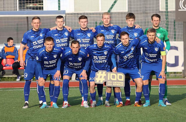 PERGALINGAS KELIAS. „Neptūno“ futbolininkai Lietuvos futbolo federacijos (LFF) taurės turnyre žygiuoja sėkmingai - jau įveikė du varžovus. Organizatorių nuotr.