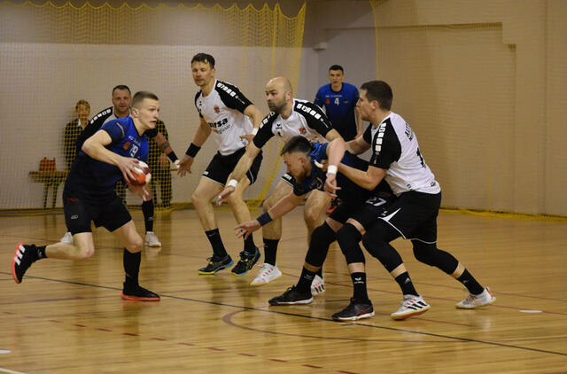 MAŽASIS FINALAS. Klaipėdos „Dragūnui“ antrą sezoną iš eilės nepavyko prasibrauti į Lietuvos rankinio lygos finalą, tačiau dar yra galimybė pasipuošti bronzos medaliais. Čia serijoje iki dviejų pergalių prieš Alytaus „Varsos-Stronglaso“ ekipą klaipėdiečiai pirmauja 1:0. LRL nuotr.