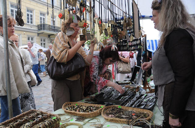 SUSKAIČIAVO. Jei Klaipėdos miesto savivaldybės taryba pritars, vienas „Europiadoje“ dirbantis prekybininkas ar paslaugos teikėjas per keturias festivalio dienas sutaupys nuo 11,6 iki 28,8 euro. Eimanto CHACHLOVO nuotr.