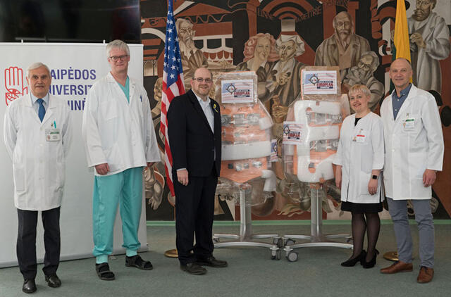  JAV ambasadoriaus pavaduotojas Tamiras Waseris (trečias iš kairės) ligoninei perdavė du inkstų terapijos aparatus. Klaipėdos universitetinės ligoninės vyriausiojo gydytojo pavaduotojas Eugenijus Zalagėnas (iš kairės), Reanimacijos ir intensyviosios terapijos skyriaus vedėjas Ričardas Slavinskas, JAV ambasadoriaus pavaduotojas T. Waseris, Anesteziologijos ir reanimatologijos klinikos vadovė Dovilė Antonovičienė ir vyriausiojo gydytojo pavaduotojas Gintautas Virketis.