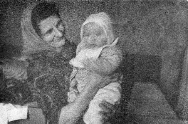 Mažoji Irutė su umama Anna Vytiene (Anna Wiethe). Apie 1966 m. gruodžio mėn. Pleškučiuose.