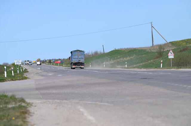 GĖDA. Vienas pagrindinių į Klaipėdą ir iš jos vedančių kelių nedaro garbės visam pajūriui. Vitos JUREVIČIENĖS nuotr.