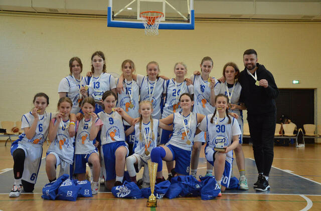 GERIAUSIOS. Lietuvos moksleivių krepšinio lygos (MKL) mergaičių U14 čempionato B diviziono nugalėtojos - Klaipėdos krepšinio mokyklos auklėtinės. Organizatorių nuotr.