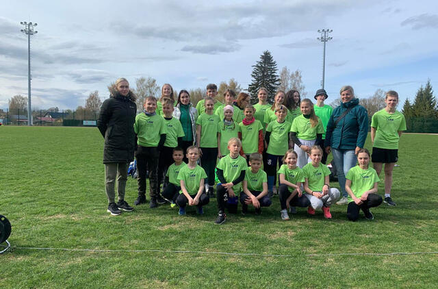 KLAIPĖDOS KOMANDA. Jaunieji mūsų miesto lengvaatlečiai garbingai gynė miesto vardą tarptautinėse varžybose. Asmeninio archyvo nuotr.