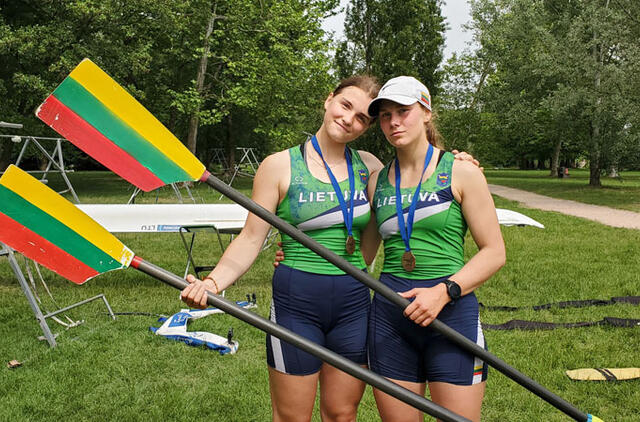 PRIZININKĖS. Klaipėdos „Aukuro“ gimnazijos moksleivė Saulė Kryževičiūtė (dešinėje) ir vilnietė Ūla Jonušaitė Italijoje iškovojo bronzos medalius. Karolio SUNKLODO nuotr.