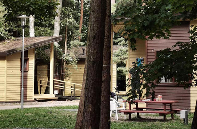 RŪPESTIS. Artėjant vasarai Klaipėdos miesto savivaldybei pačiai teks pasirūpinti, kur perkelti šiuo metu Giruliuose esančiame kempinge gyvenančius ukrainiečius.  Pajūrio kempingo nuotr.