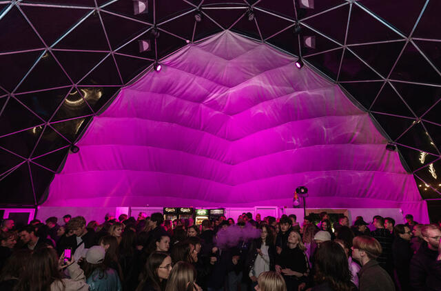 ATIDARYMAS. „Kupolas Klaipėda“ iš vidaus. Per atidarymo šventę buvo masė žmonių. Pauliaus MATULEVIČIAUS nuotr.