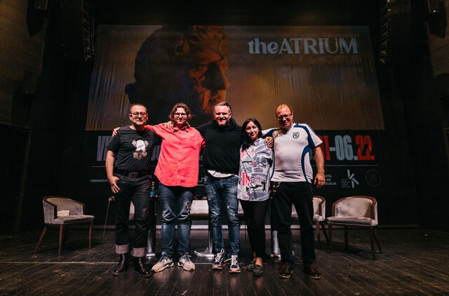 Šiais metais festivalis „TheATRIUM“ publiką džiugins turtinga Lietuvos teatro vitrina ir išskirtiniais scenos meno kūriniais iš užsienio. Festivalio programą šią savaitę surengtoje spaudos konferencijoje pristatė jo organizatoriai - Klaipėdos dramos teatro komanda, iš kairės: teatro meno vadovas G. Grajauskas, kultūrinių projektų vadybininkas V. Milis, teatro vadovas T. Juočys, tarptautinių projektų koordinatorė Gerda Pomarnevska, scenos meno techninio padalinio vadovas Mantvydas Poškus. Domo RIMEIKOS nuotr
