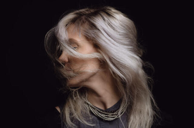  „Upė - tai skirtis tarp skirtingų pasaulių. Ir kartais dėl kažkokių savo gyvenimo įvykių mes atsiduriame toje skirtyje, ties ta riba, kur galime pasirinkti, kur išlipti“, - sako elektroninių sutartinių kūrėja ir atlikėja Irena Upė. Ryčio ŠEŠKAIČIO nuotr.