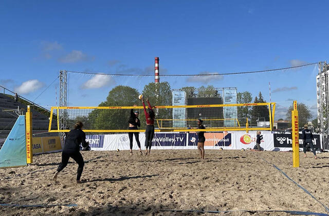 TRENIRUOTĖ. Užsienio šalių komandos į Klaipėdą sugužėjo jau antradienį ir dar iki turnyro pradžios išbandė Jono kalnelio amfiteatre įrengtas paplūdimio tinklinio aikšteles. Pauliaus MATULEVIČIAUS nuotr.