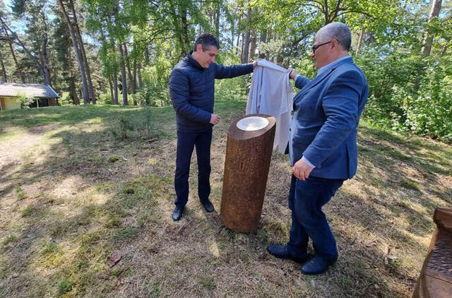 ATIDENGĖ. Neringos savivaldybės meras Darius Jasaitis (kairėje) ir Klaipėdos žydų bendruomenės pirmininkas Feliksas Puzemskis atidengė greta trijų suoliukų įrengtą atminimo ženklą su dedikacija. Aivaro MOTUZO nuotr.