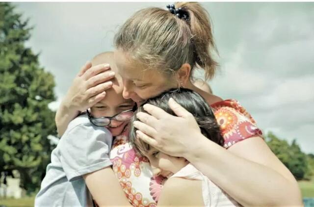 Kaip šeši vaikai išgyveno Mariupolio siaubą, pateko į DNR ir atsidūrė Europoje