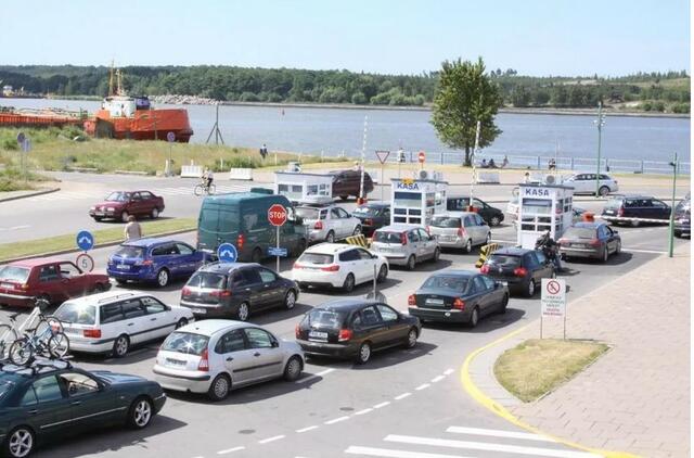Aukso bedugnė tarp Smiltynės perkėlos ir Neringos: poilsiautojai tuština pinigines