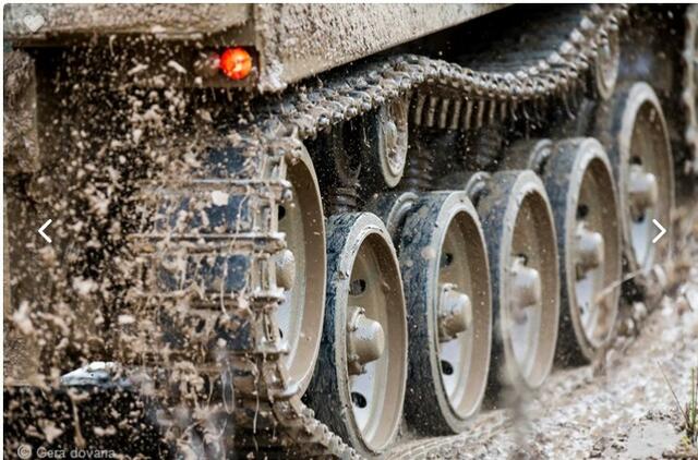 Karinė pagalba Ukrainai: Lietuva perduoda šarvuočius