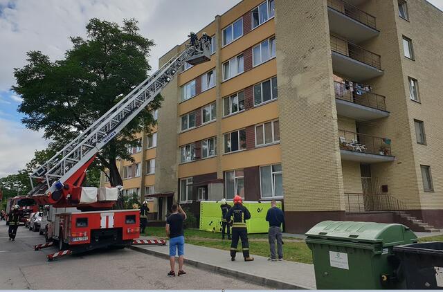 Jaunas latvis pagalbos šaukėsi pro langą