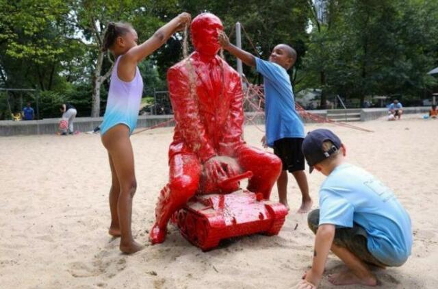 Niujorke atsirado kruvino Putino, važiuojančio tanku, skulptūra 