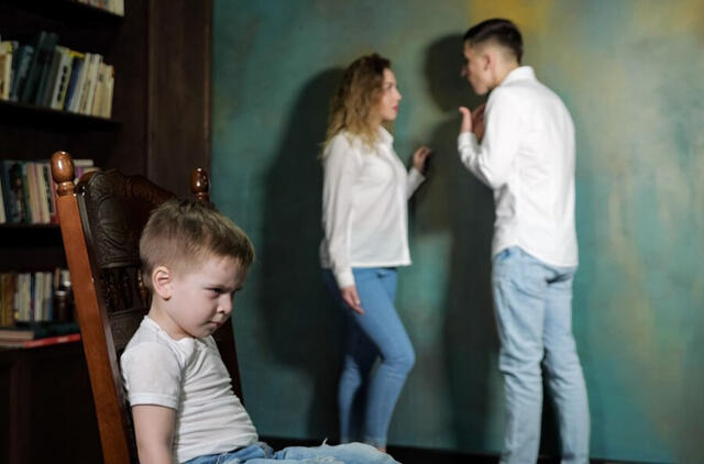 Šeši dalykai, kurių neturėtumėte daryti savo vaikų akivaizdoje