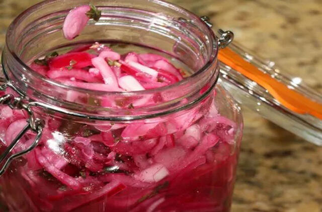 Kaip paruošti marinuotus svogūnus žiemai: paprasti receptai