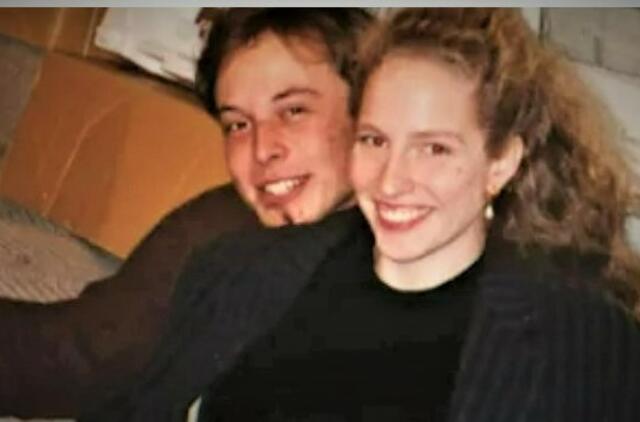 Elono Musko koledžo laikų mylimoji aukcione parduoda milijardieriaus suvenyrus