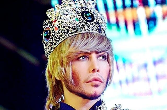 Stilistas Zverevas į karinį komisariatą atvyks su suknele ir karūna?