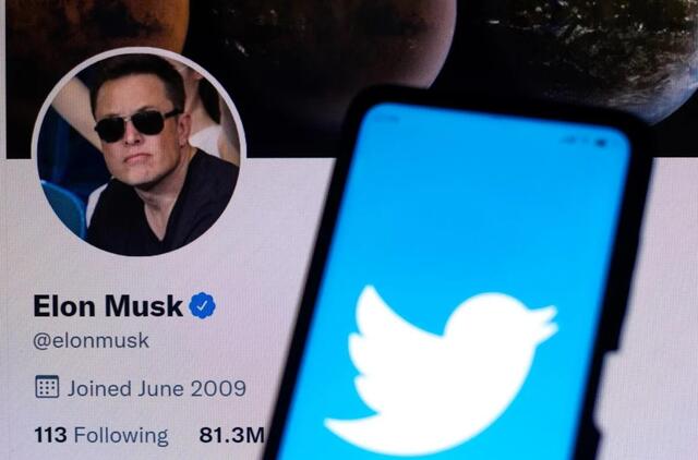 Elonas Muskas nori įvesti mokamą įžymybių žinučių funkciją "Twitter"