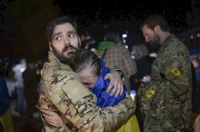 ir ukrainiečiai, ir rusai karo belaisviai patiria kankinimus