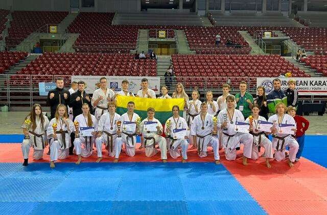 Stovi iš kairės: treneriai Eventas Gužauskas ir Tautvydas Šniaukas, Marius Malcius, Matas Veitas, Dovydas Galyginas, Živilė Bružaitė, Gita Valančiūtė, Kornelija Česnakaitė, Erika Petrikaitė, Donatas Zeigis, treneriai Laurynas Vaičikauskas ir Ieva Budrytė, karate mokyklos "Shodan" vadovas Lukas Kubilius.Sėdi iš kairės: Gintarė Šarkauskaitė, Vilgailė Mališkaitė, Meda Balionytė, Martin Kumpis, Daniil Grigorjev, Dominykas Riauba, Greta Intaitė, Gratas Tamošiųnas, Tomas Konovalovas, Viktorija Gulianova, Titas Šp