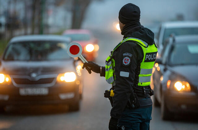 Neblaivus vyras kaip kyšį policininkams siūlė savo automobilį