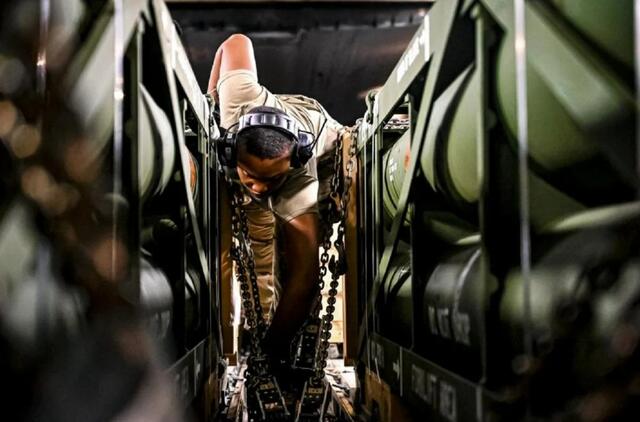 Tapo žinoma, kiek šalių teikia karinę pagalbą Ukrainai