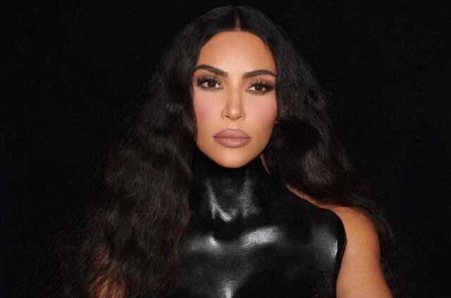 Kim Kardashian nufilmavo vaizdo įrašą rusiškai dainai