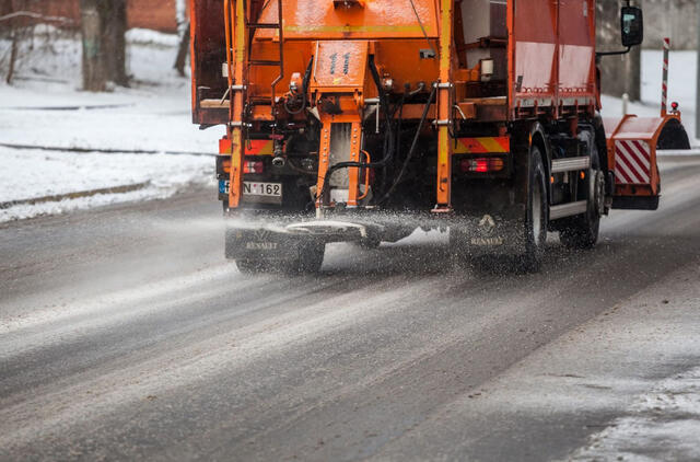 Kelininkai įspėja: keliuose yra slidžių ruožų, dieną prognozuojamas plikledis