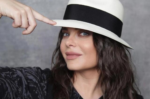 Nataša Koroliova pozuoja su savo vieninteliu sūnumi