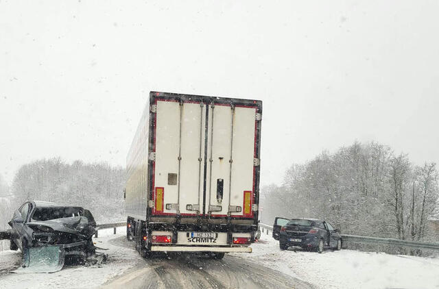 Taksistui pūga įspūdžio nepadarė: dužo automobiliai, medikų rankose atsidūrė trys vairuotojai 