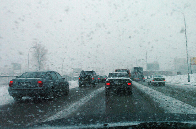 Keliuose dėl sniego, šlapdribos daug kur slidu, įspėja kelininkai