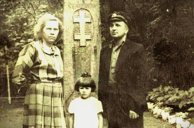 Aldona Kalinkaitė su krikšto tėvais Marija ir Kazimieru Požerauskais prie paminklo „Už laisvę žuvusiems. 1923 m.“, 1955 metai.