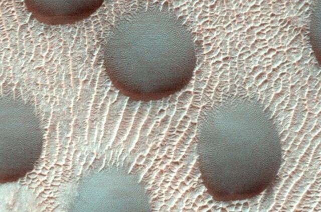 NASA paskelbė tobulų pusrutulių formos kopų Marse nuotraukas